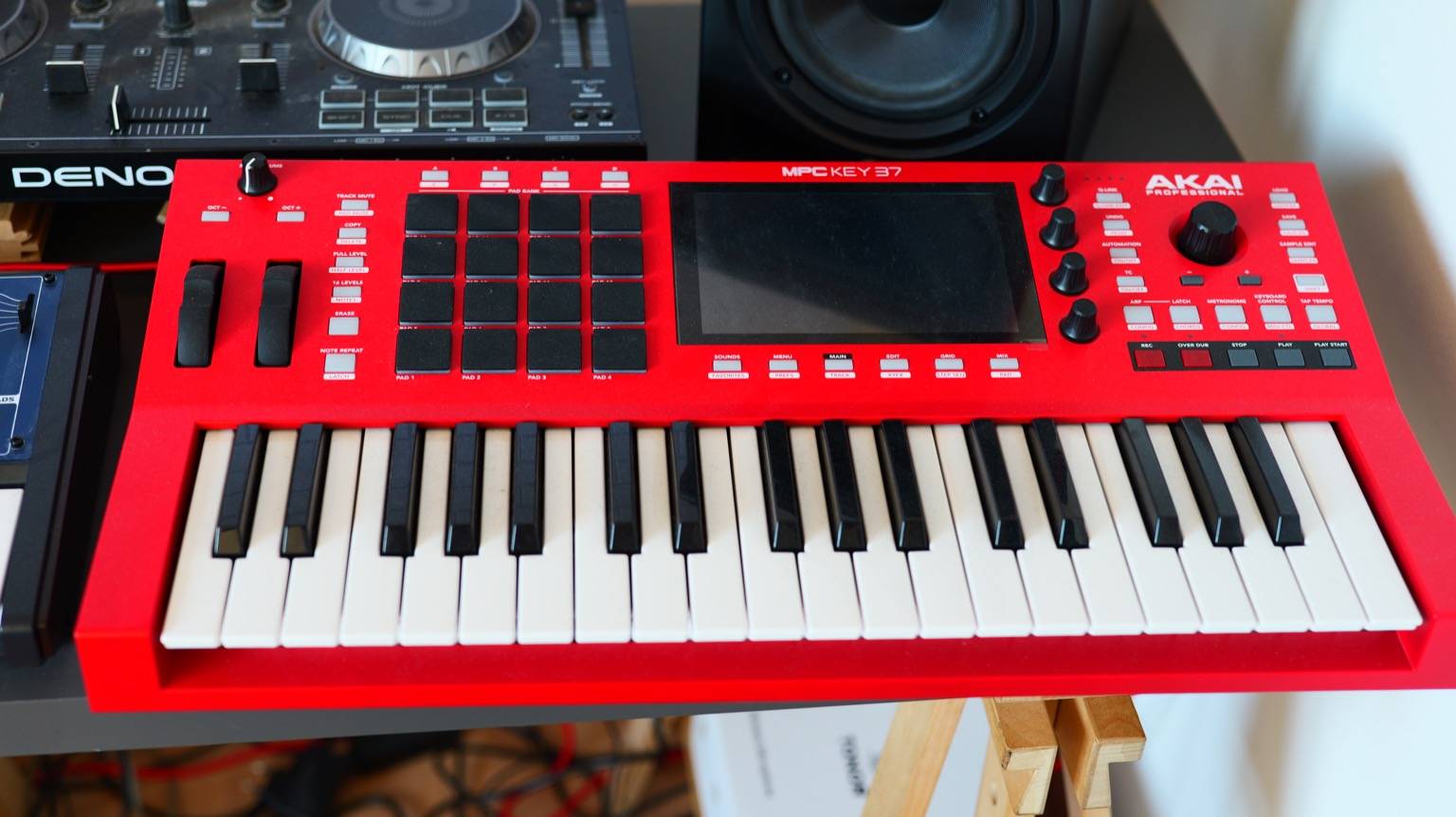 Akai MPC Key 37 en el setup de otrestres