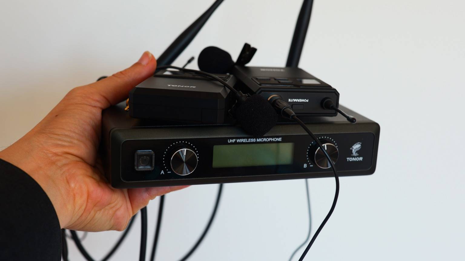 TONOR Sistema de Micrófono Inalámbrico en el setup de otrestres