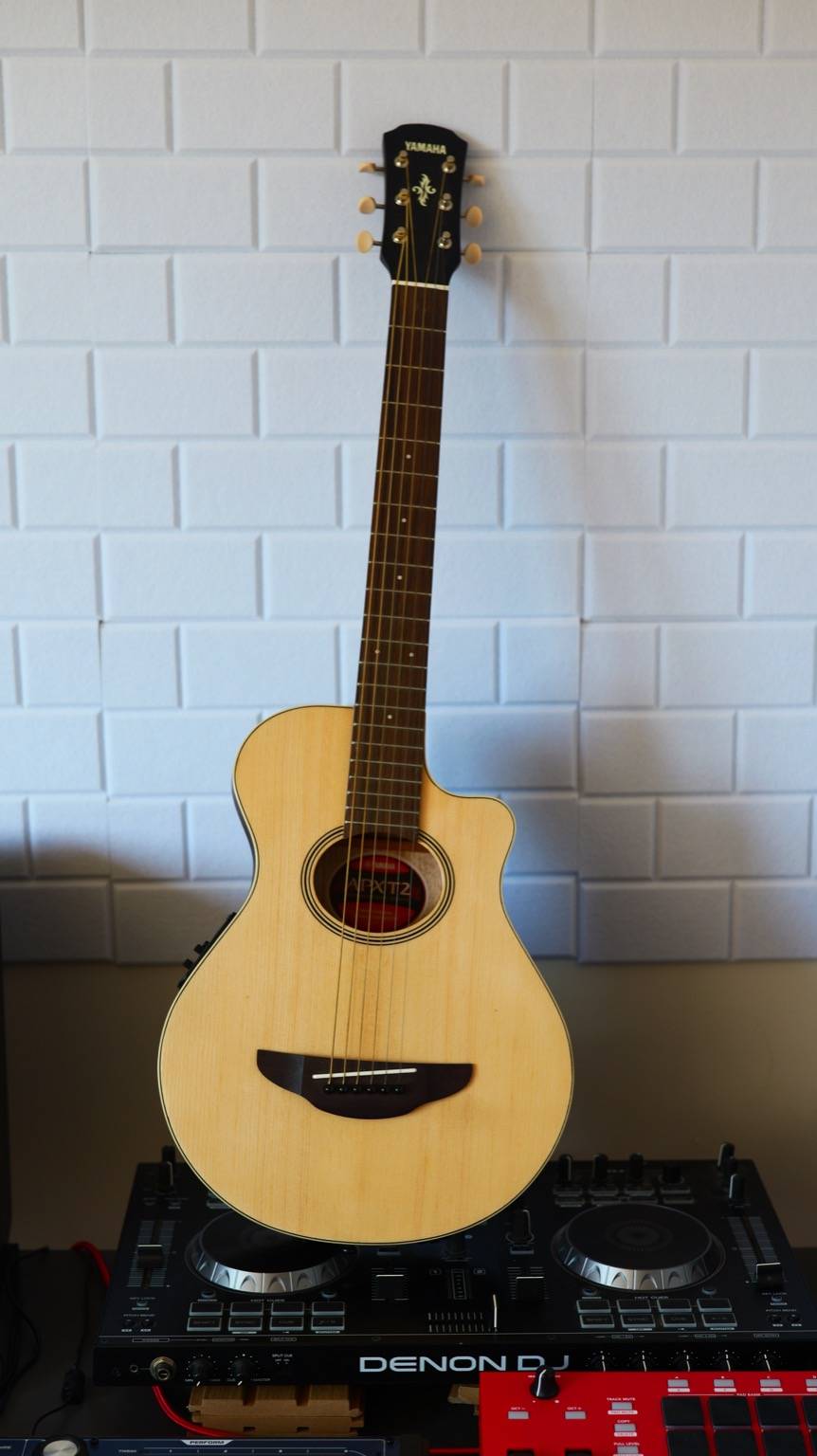 Yamaha guitarra electroacústica 3/4 en el setup de otrestres