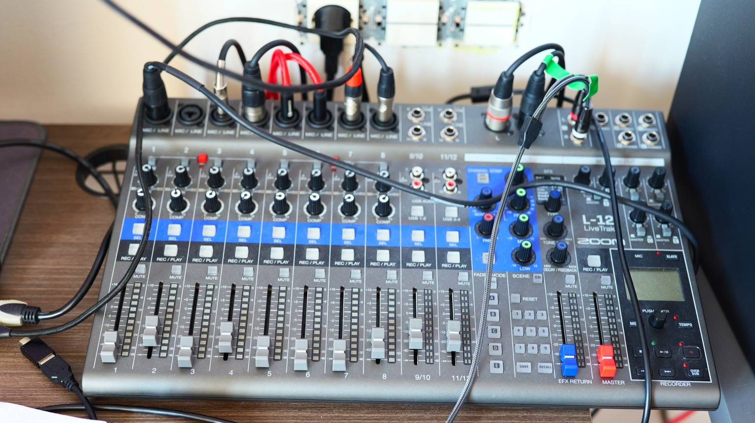 Zoom LiveTrack L-12 Mixer en el setup de otrestres
